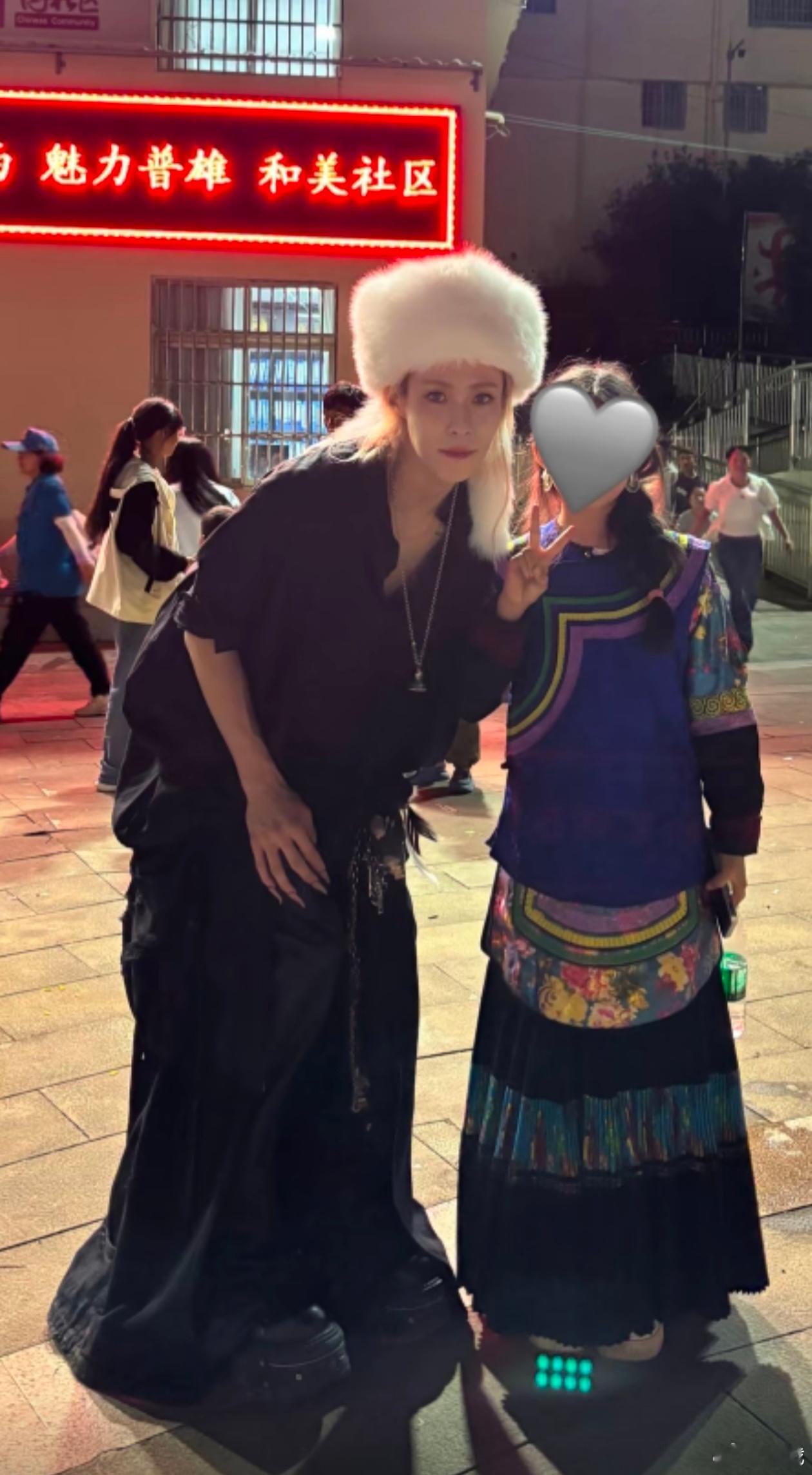 我去呀这张图 美丽的脸修长尖利的爪子严实遮住脚面的裙摆 像什么新世纪野山精下山被