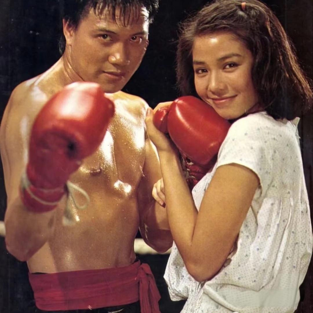 罕见香港玛丽莲梦露钟楚红和香港电视一哥万梓良同台竞技拳击。