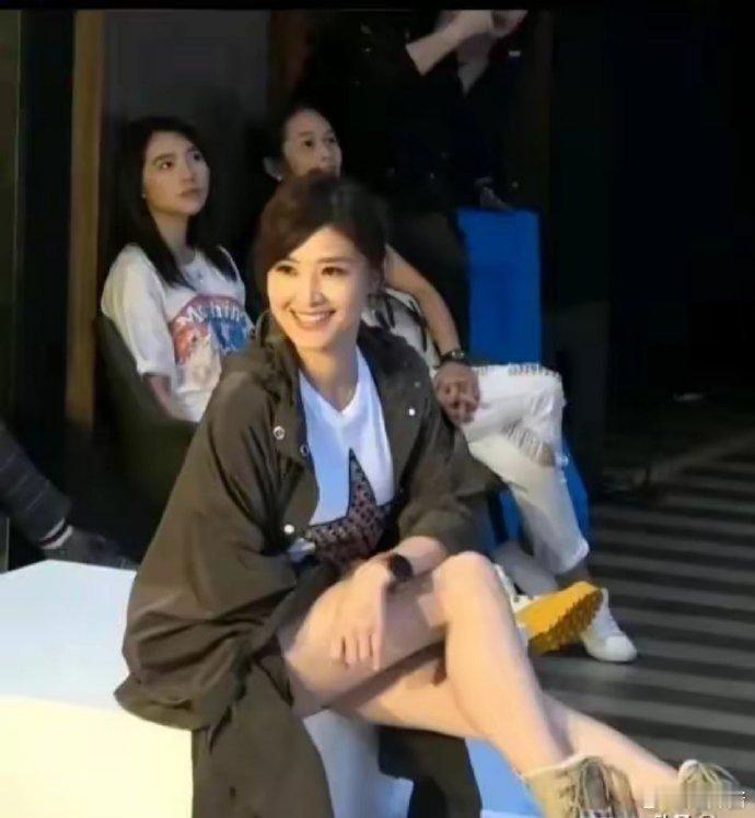 她真的堪称文娱圈抗衰第一人呀！1970 年出生，如今 54 岁的她，面部肌肤的走