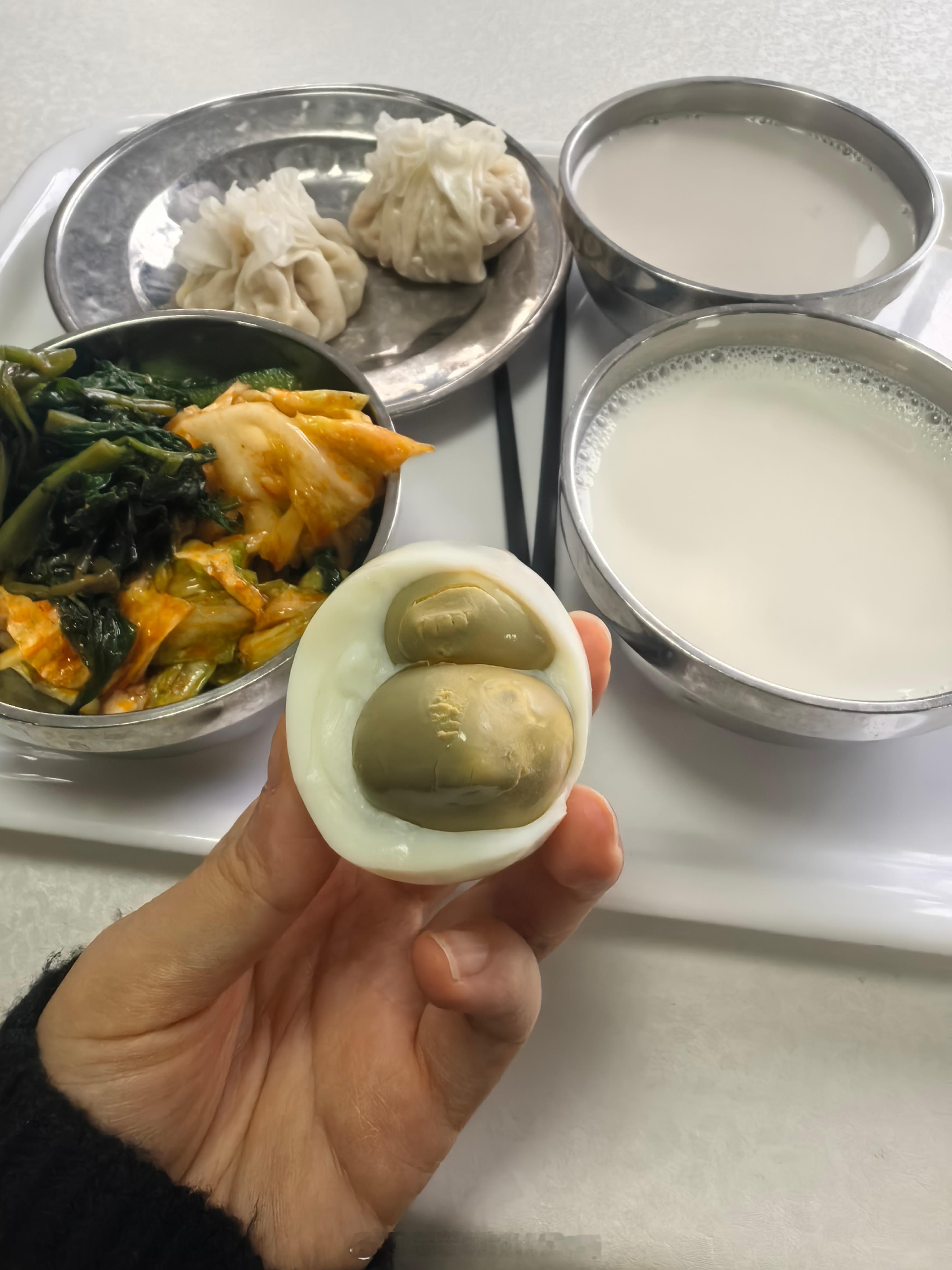 甜甜圈的吃喝日记我的美食日记 早餐开奖，喜提双黄蛋一枚✨烧麦豆浆牛奶青菜，简单又