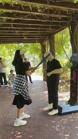 这种能让女人充分发泄怒火和情绪的人偶真是非常受广大女性的欢迎。
毕竟现实生活中，