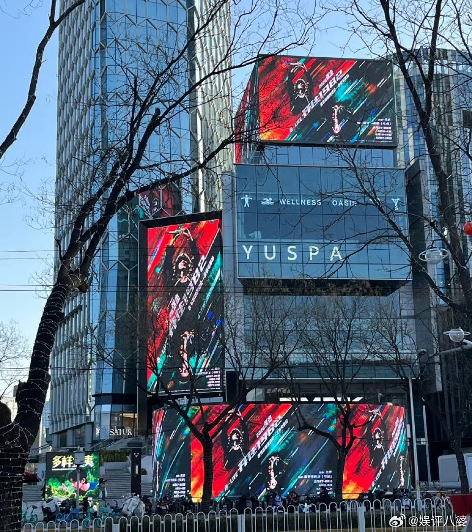 北京也是张杰痛城了 🎤谁懂啊!走在北京街头，满眼都是张杰鸟巢演唱会的海报，整座