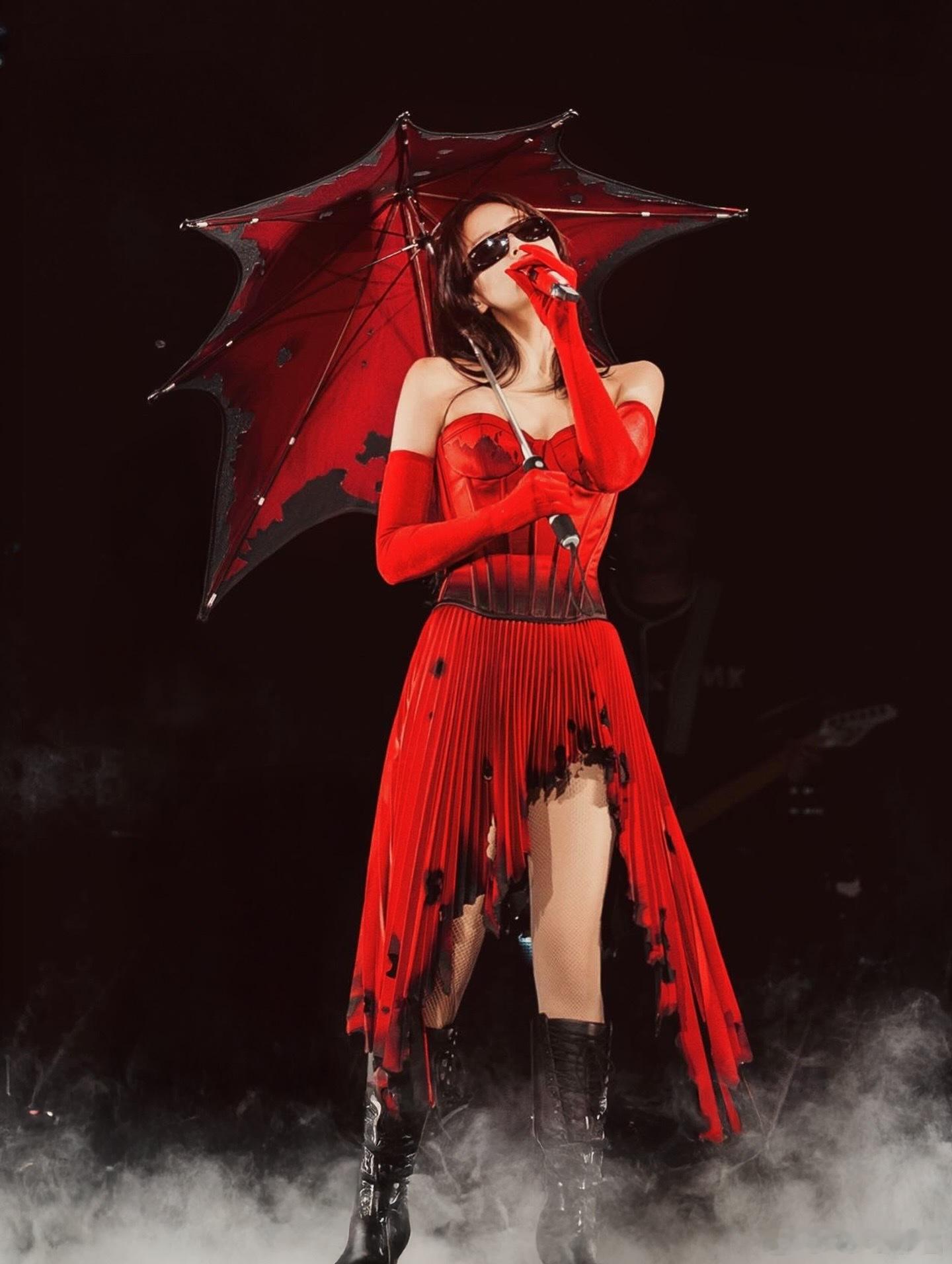 Blackpink世界巡迴演唱会《Deadline》来到菲律宾站，Jennie穿