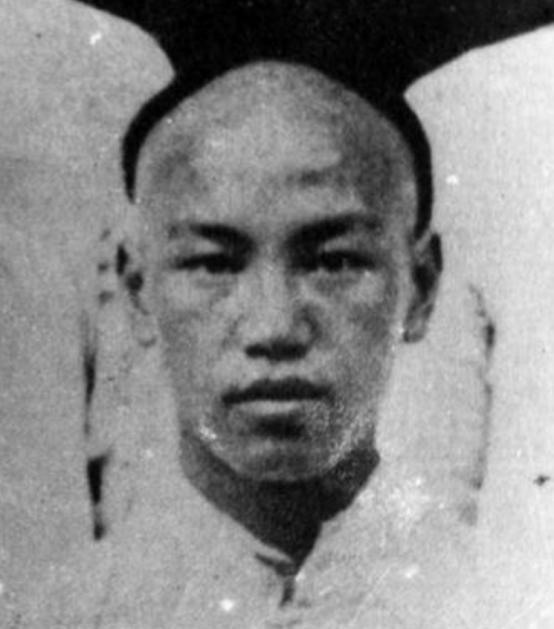 蒋肇聪是蒋介石父亲，生于1842年，浙江奉化溪口镇人。

一个被乡里人叫作”埠头