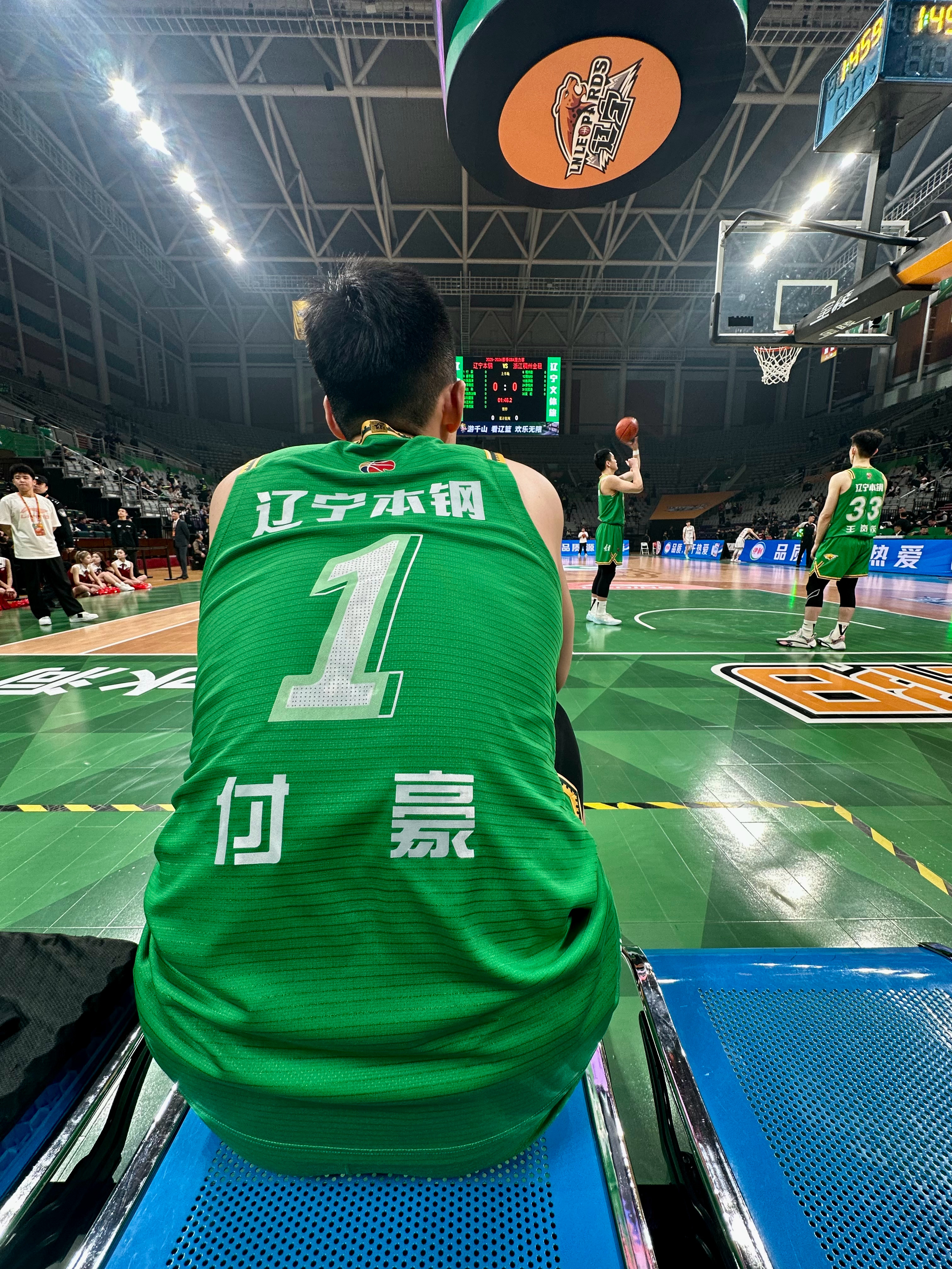 我豪帅气背影图 