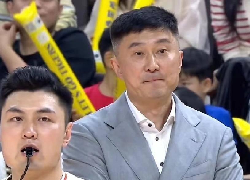 八年坚守基层篮球！杜锋锋基金持续落地新疆公益
 
杜锋投身篮球公益，绝非一时兴起