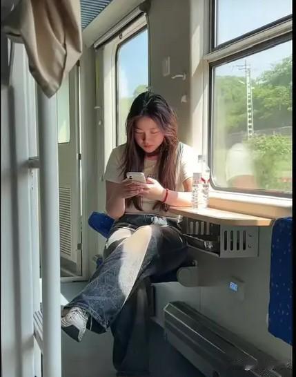 五一出游，火车卧铺过道座位上，无意之中发现一“仙女”，居然南天门无人把守。

心
