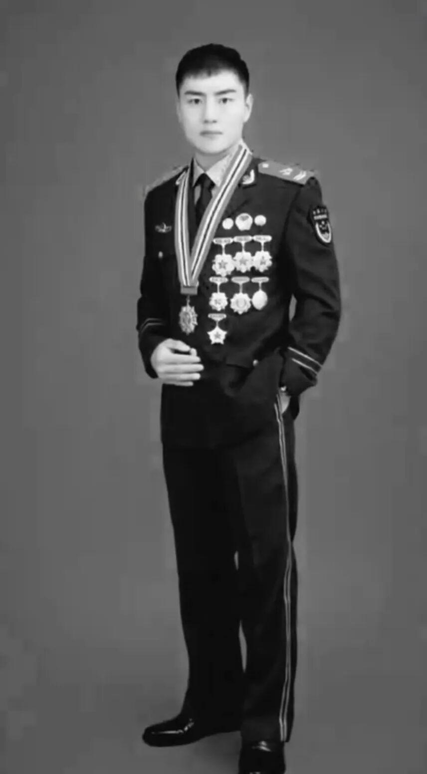 请为救人英雄，驻足三秒，致敬平凡中的伟大。徐闯 救人英雄