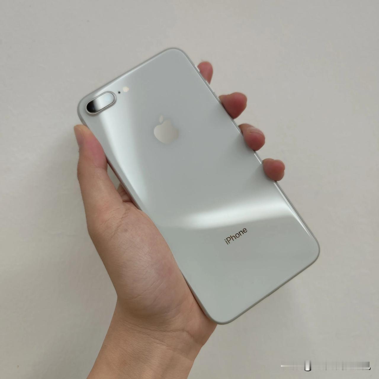 当再一次摸到白色8plus，手感依旧温润如玉，ios12系统，东芝屏幕

对比S