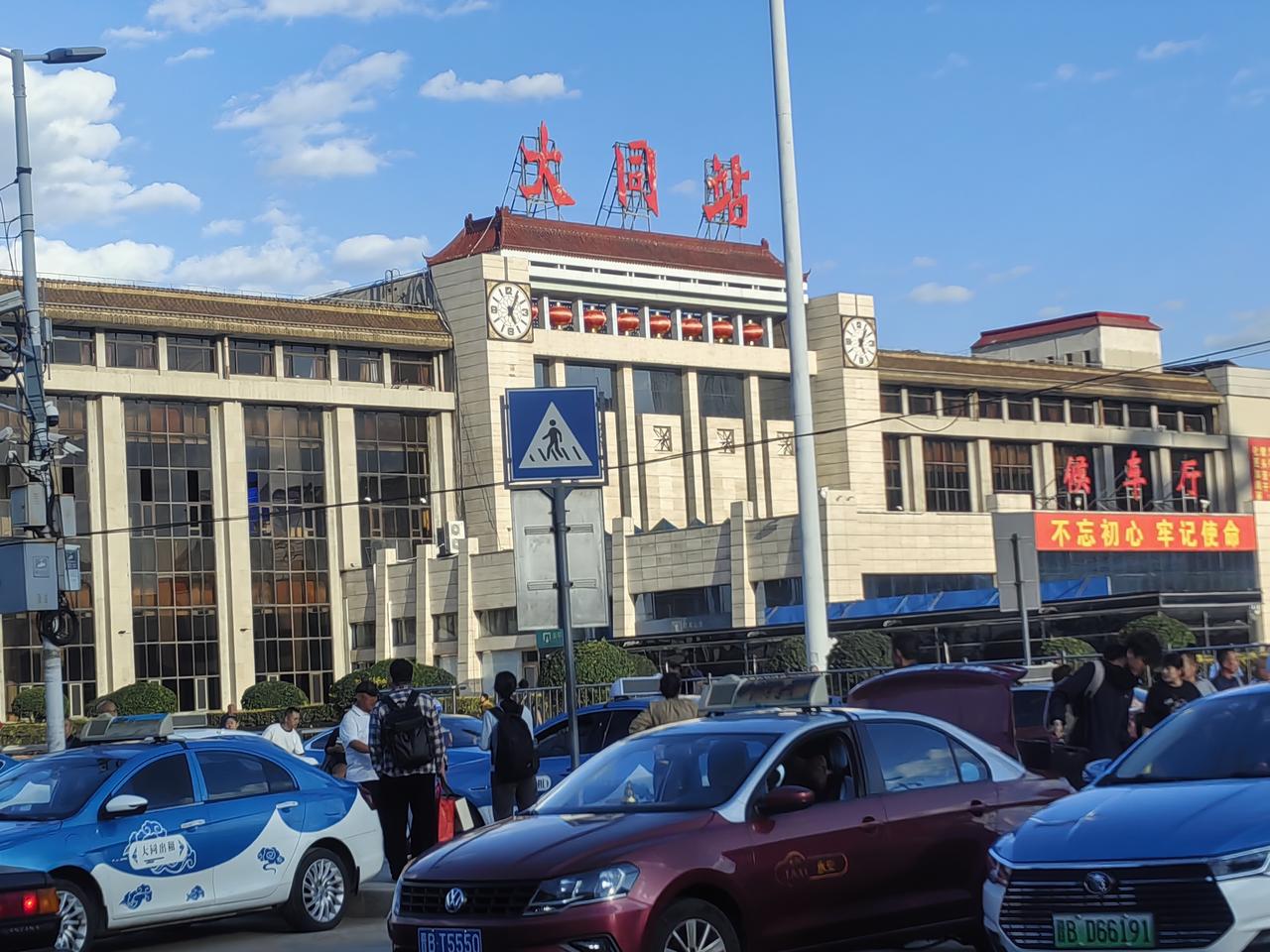 到大同了。
     心情好的起飞。必须吃莜面饺子，16元一屉，等会喝免费的粥，