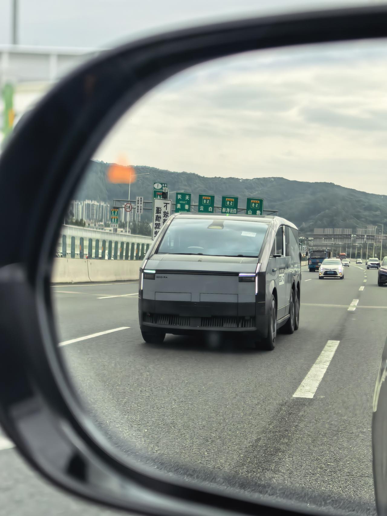 好家伙，第一次在高速上看的小鹏“陆地航母”飞行汽车，非常霸气，有点特斯拉 Cyb