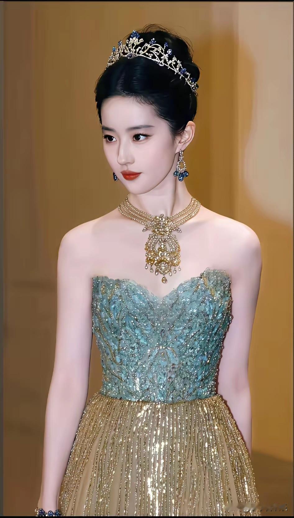 38岁刘亦菲不结婚，亲妈从不催？真相太圈粉！她妈妈刘晓莉自己离过两次婚，看透了感