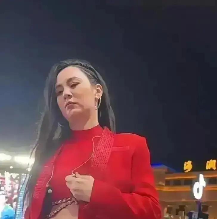 唐艺被罚30万，这事儿听着就离谱！
一个主播想跟粉丝坦诚点，居然要付出这么大的代