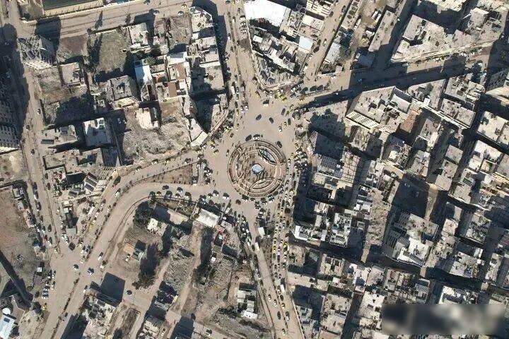 美军空袭叙利亚，表面是报复，实则悄悄打持久战，翻译之死成了导火索

2025年1