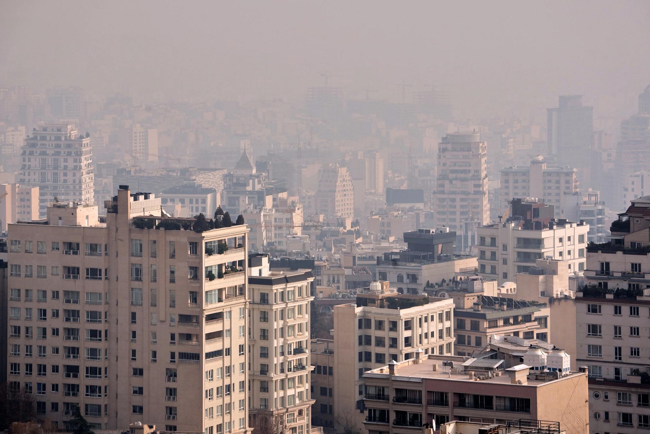 伊朗首都停课9天，要迁都，污染太严重了。印度首都更是污染得不好生活了，都需要中国