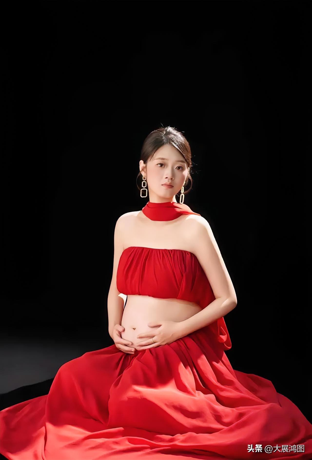 一袭优雅红裙，完美展现孕妇的独特女性魅力！长裙孕妇照 温柔孕味写真 高级气质孕妇