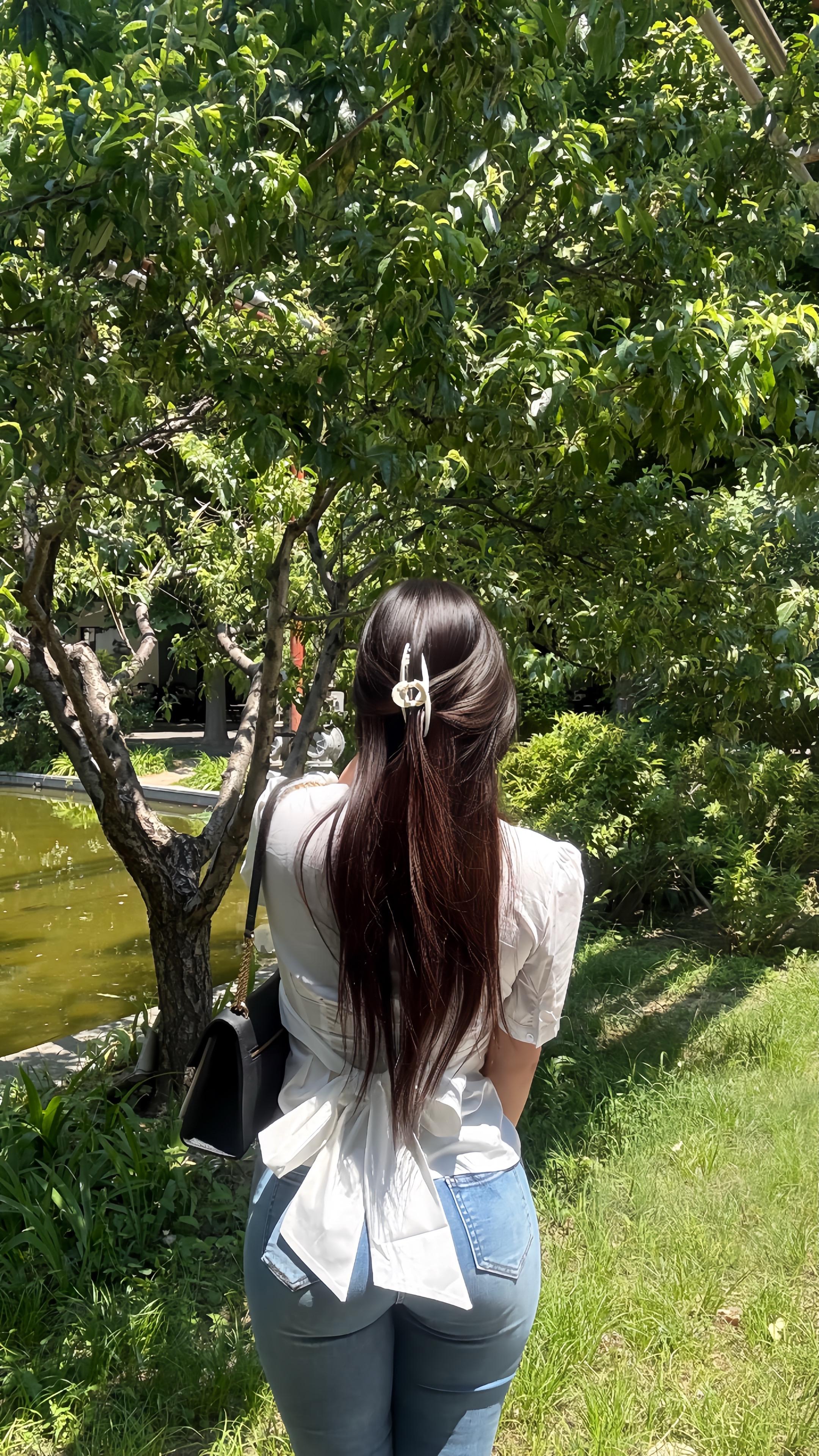 白花零落我独妍，不向春风乞笑颜。