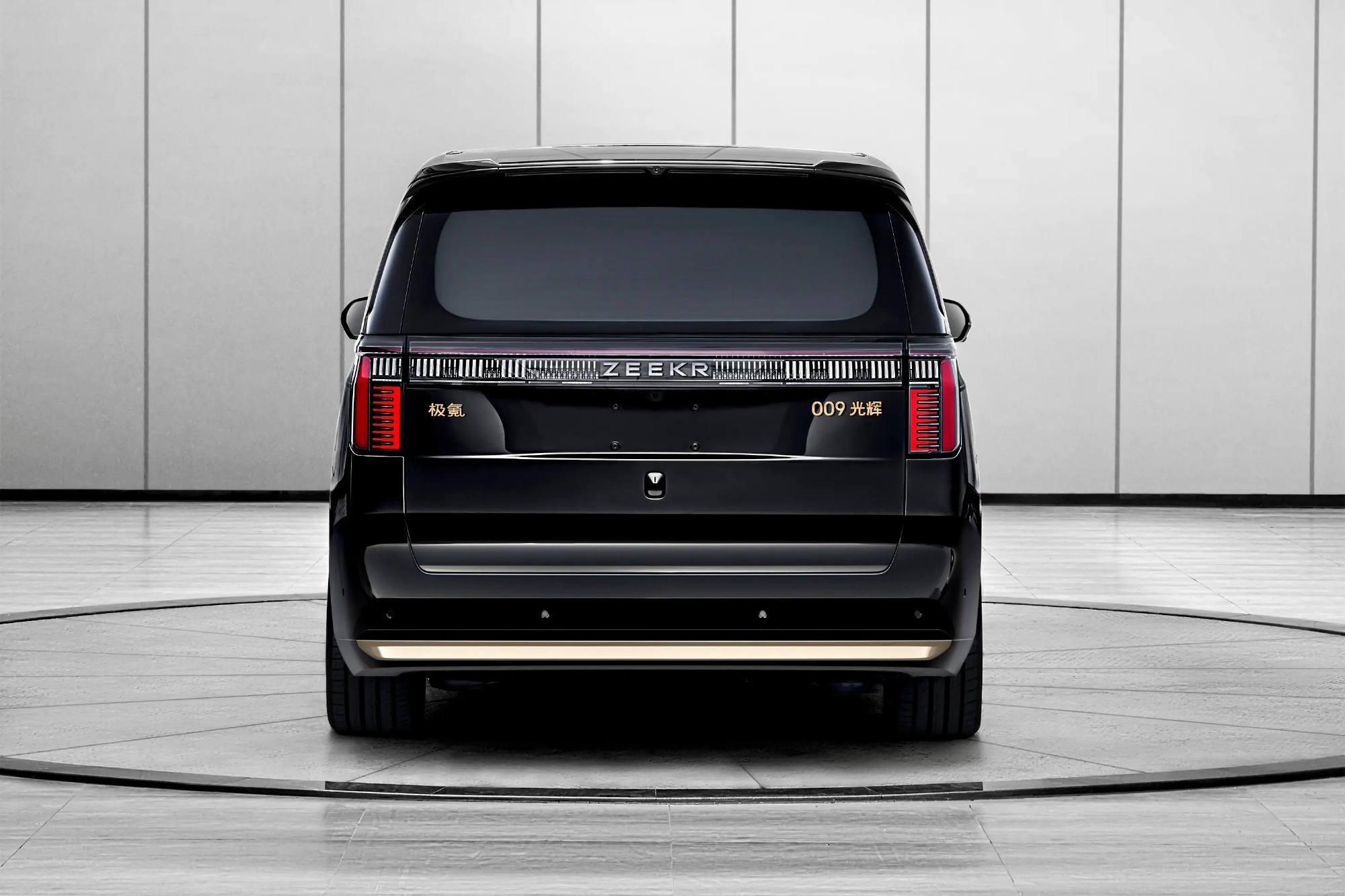 实际体验了极氪009光辉，真的被它的细节和质感打动✨内饰摸起来特别细腻，原石饰板