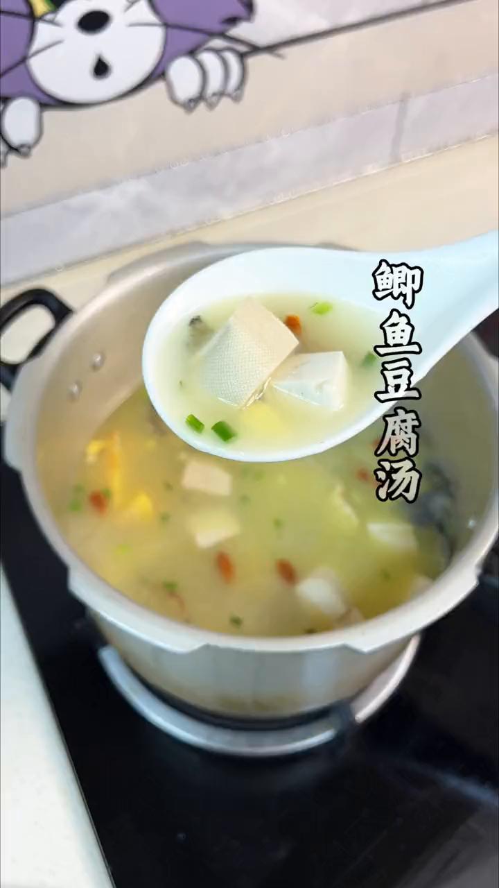鲫鱼豆腐汤。
·锅热凉油煎2个母鸡蛋，2面煎黄捞出备用。
·鲫鱼直接下锅煎，煎好