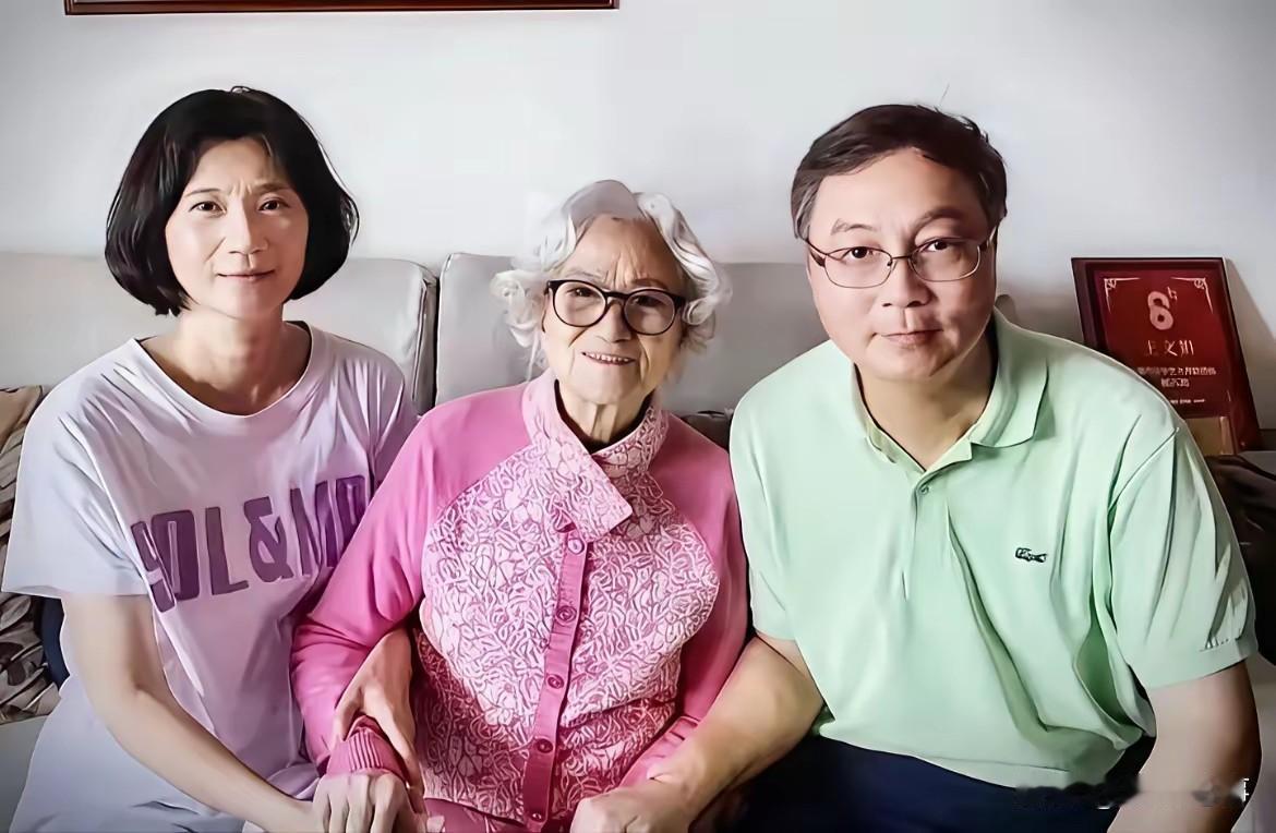 2020年，94岁王文娟与女儿女婿在家温馨合影。镜头下，王文娟身着粉色上衣，戴着