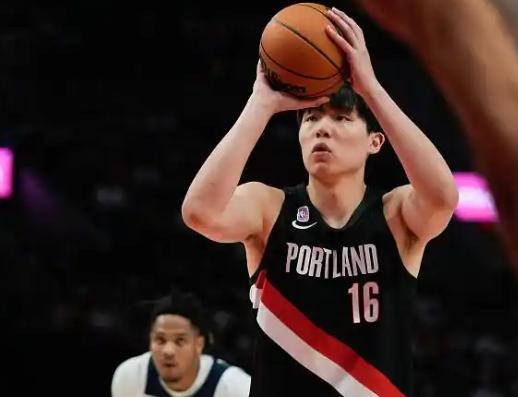 北京时间10月23日，NBA常规赛开拓者114-118被森林狼逆转，中国球员杨瀚