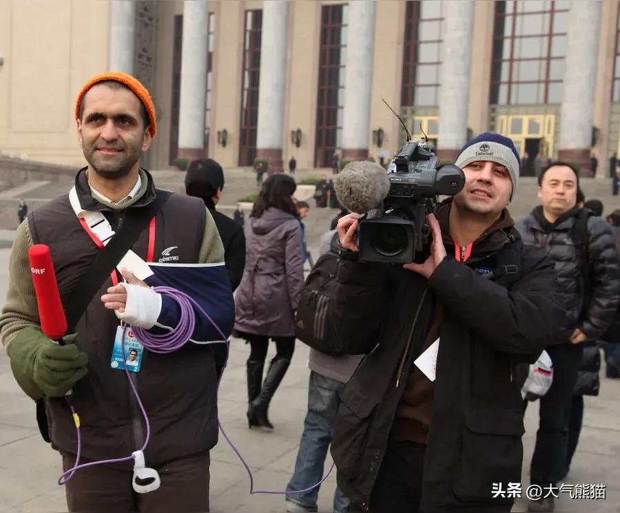 外国记者来华采访配有专业且免费的翻译，其实在之前就已经存在了，那个时候咱们刚刚敞