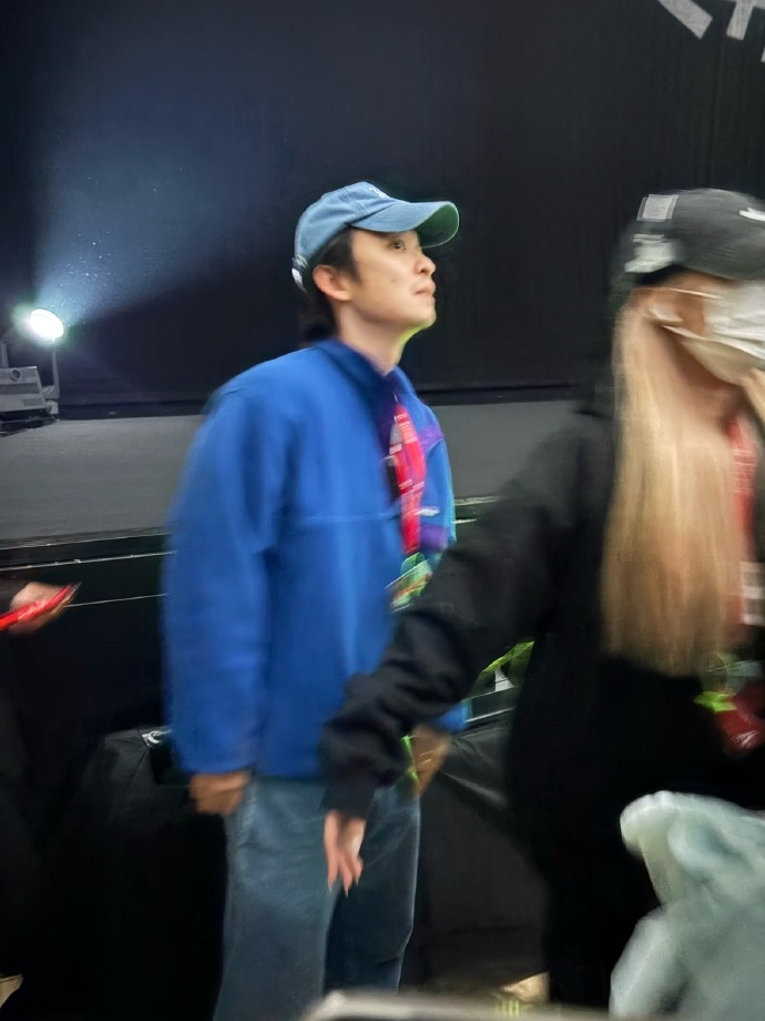 董子健现身支持王俊凯话剧 小董现身王俊凯主演话剧观众席，好兄弟来啦~~ 