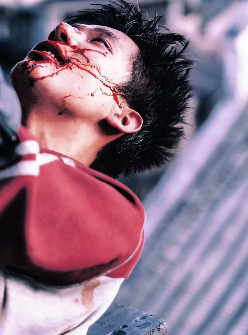 王安宇新片《爱是愤怒》颠覆出演！糙汉造型+隐忍眼神，把底层青年的倔强与愤怒演活了