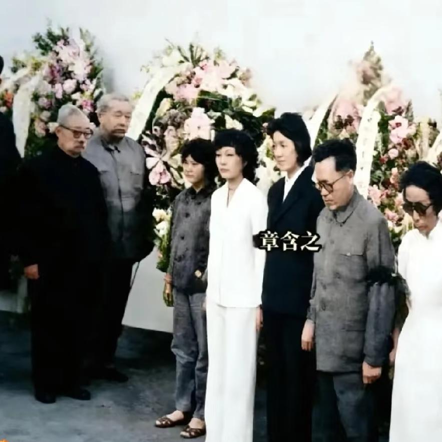 章含之参加父亲的葬礼，一张罕见的留影，这张照片拍摄于1973年7月12日，地点是
