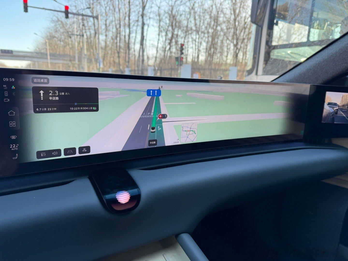 屏大得只能浪费了，导个航就像看巨幕电影🎬，根本没这必要啊，太浮夸了…好悲哀啊，