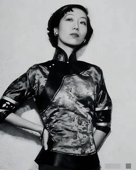 1995年，张爱玲在美国出租屋内去世，尸体一周后才被发现，她躺在床上，房间里充满