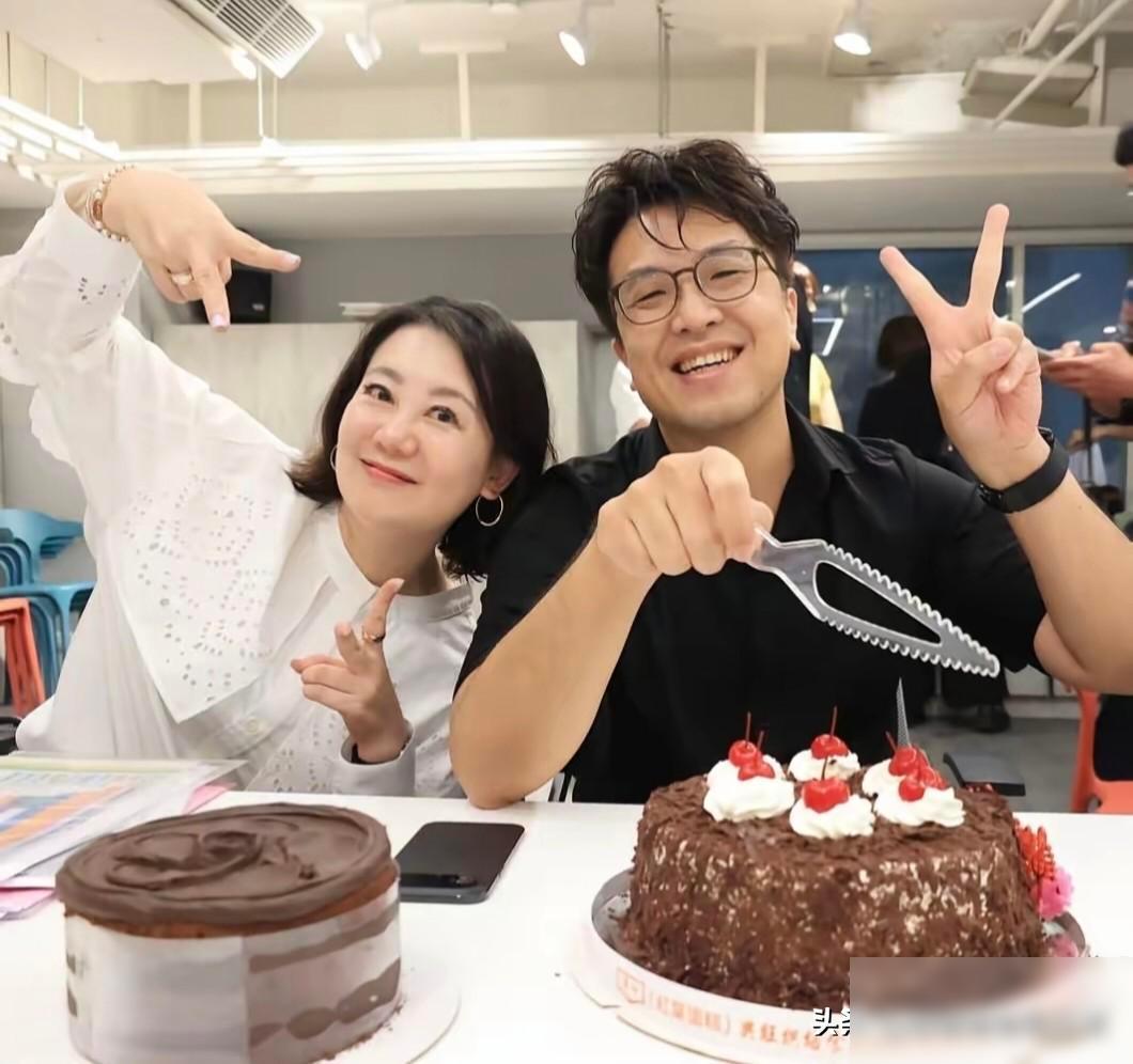 民进党立委吴思瑶7日在脸书发文声称:早午晚都陪着伯洋跑行程，这话一出来，很多人盯
