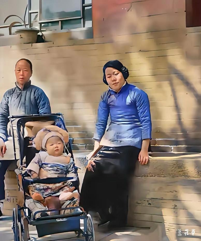 难以想象，这位带着婴儿在自家庭院里沐浴阳光的女士就是宋霭龄宋大小姐。
一点也看不