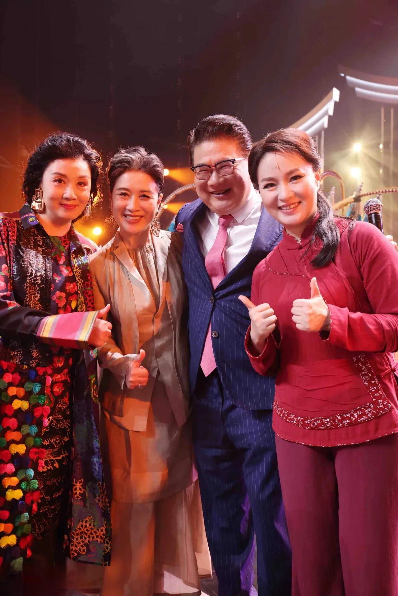 这四位大概都是文化名人，我只认识黄梅戏表演艺术家韩再芬，因为现场看到她表演《徽州