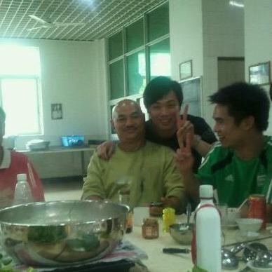 足坛名将赵达裕的留影，这一张照片拍摄在2012年，地点是广州他自己开办的亿达足球
