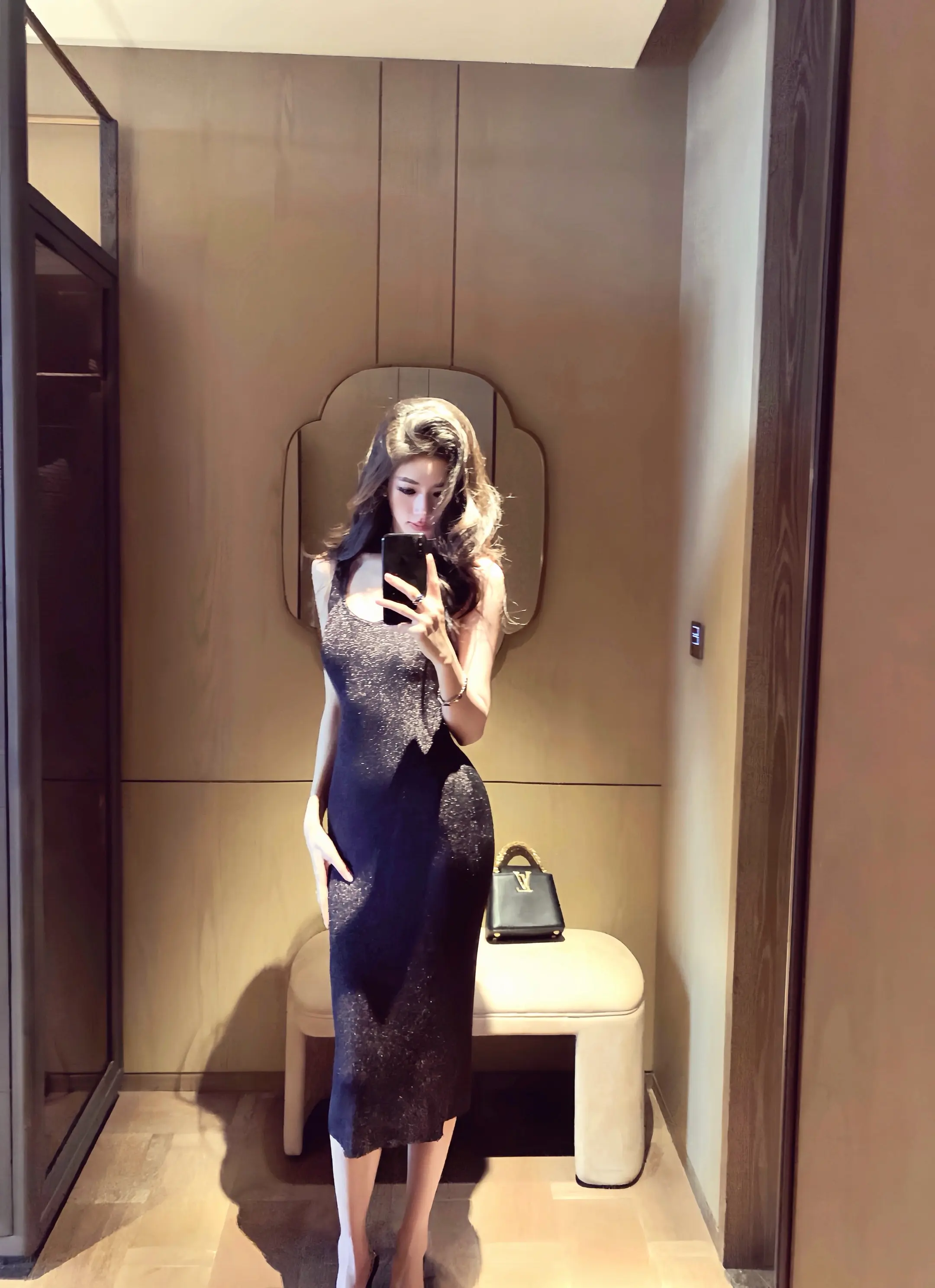 不必在意我的外貌和装扮 因为我这热烈真实的女人 不会和你有半点儿交集