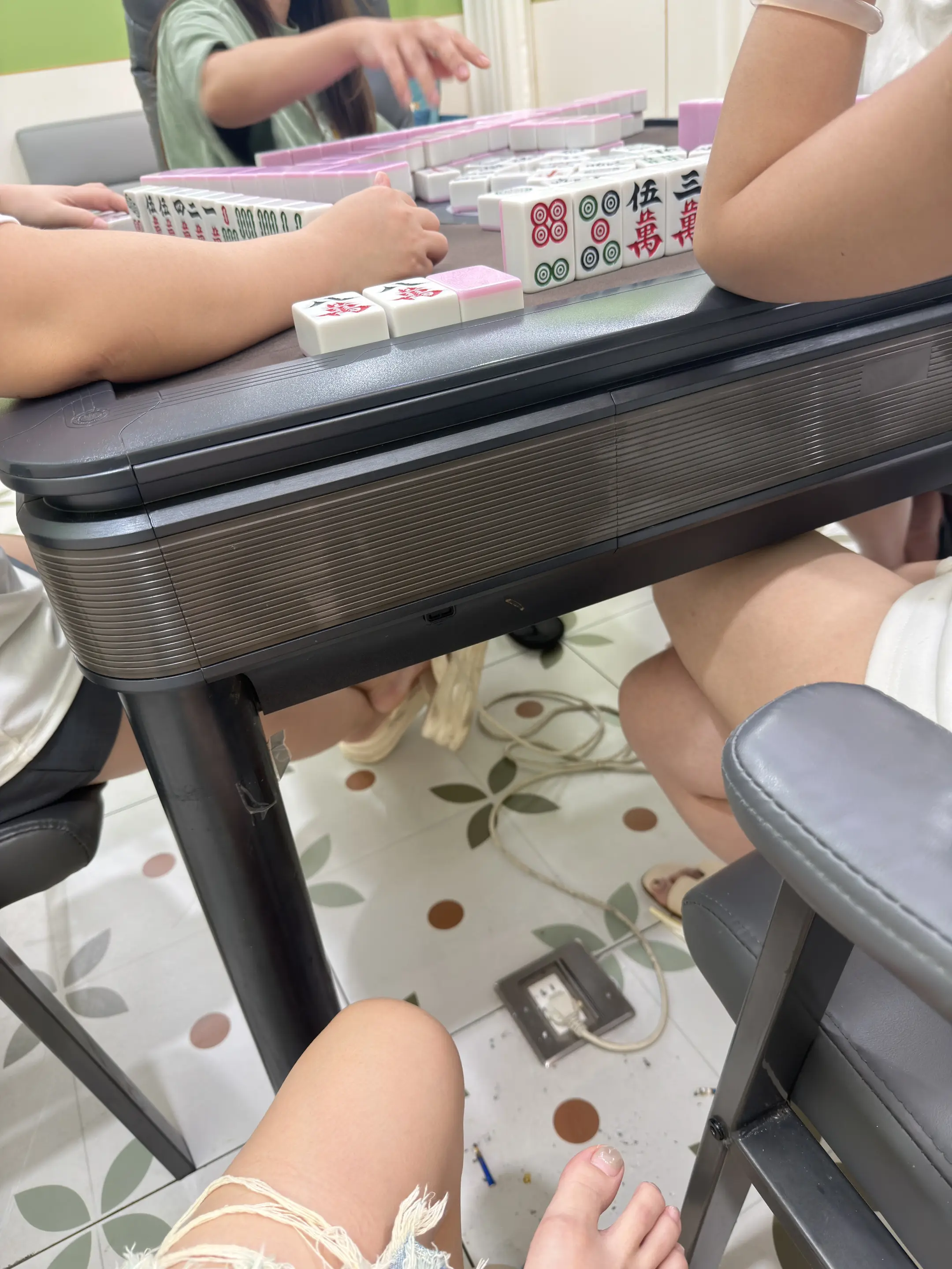 有钱真好 可以天天打麻将 没钱只能坐后面看 还不能靠太近 万一人家不胡...