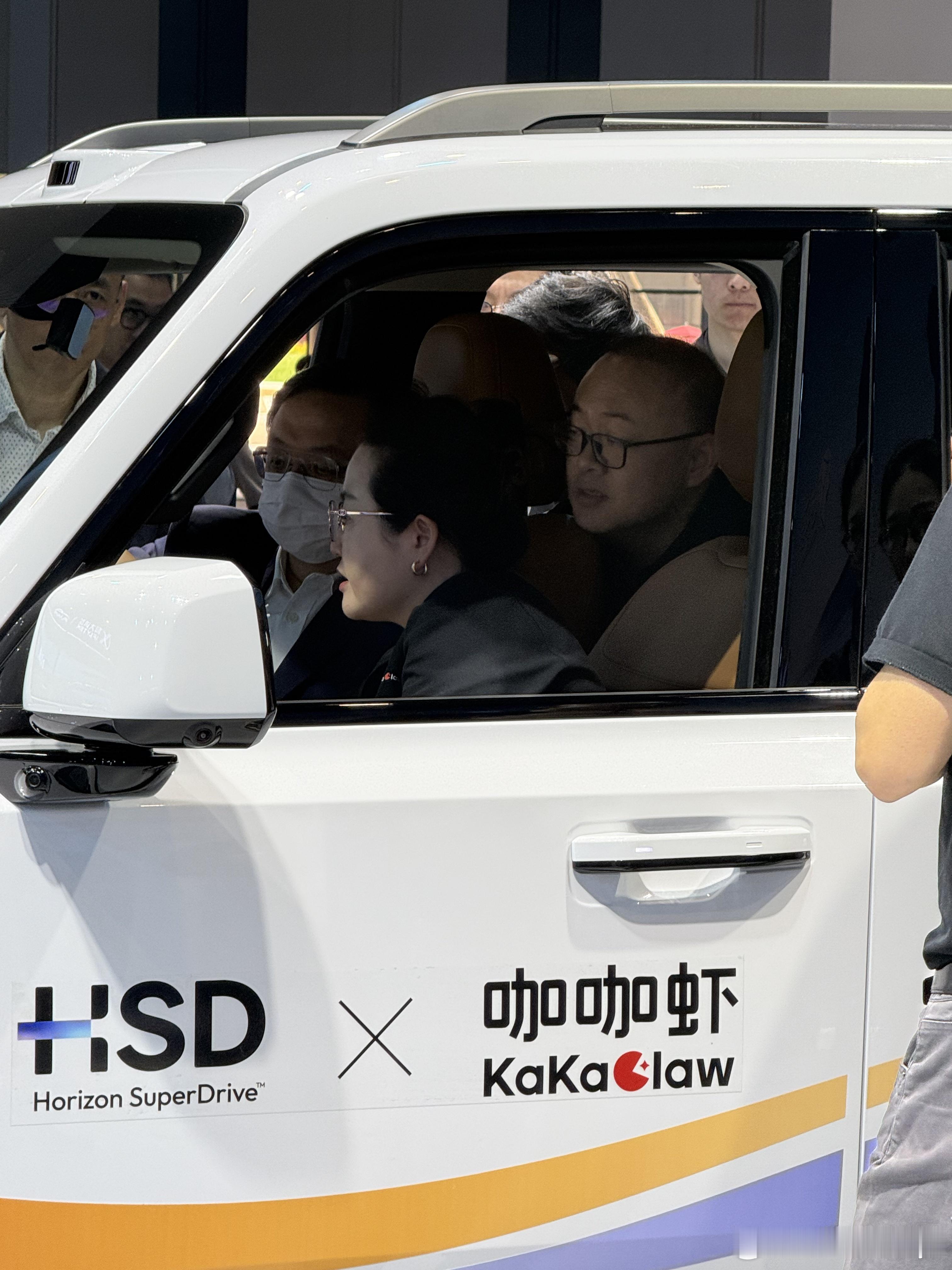 王总今天直接逛到了地平线展台凯哥亲自接待介绍地平线最新推出的星空芯片和智能座舱k