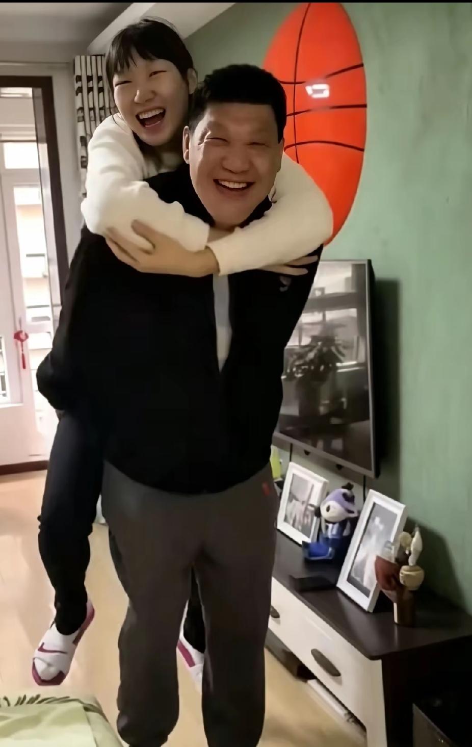 刷到这张韩旭趴在爸爸背上的照片，心里一下子就暖乎乎的❤️
 
赛场上她是敢打敢拼