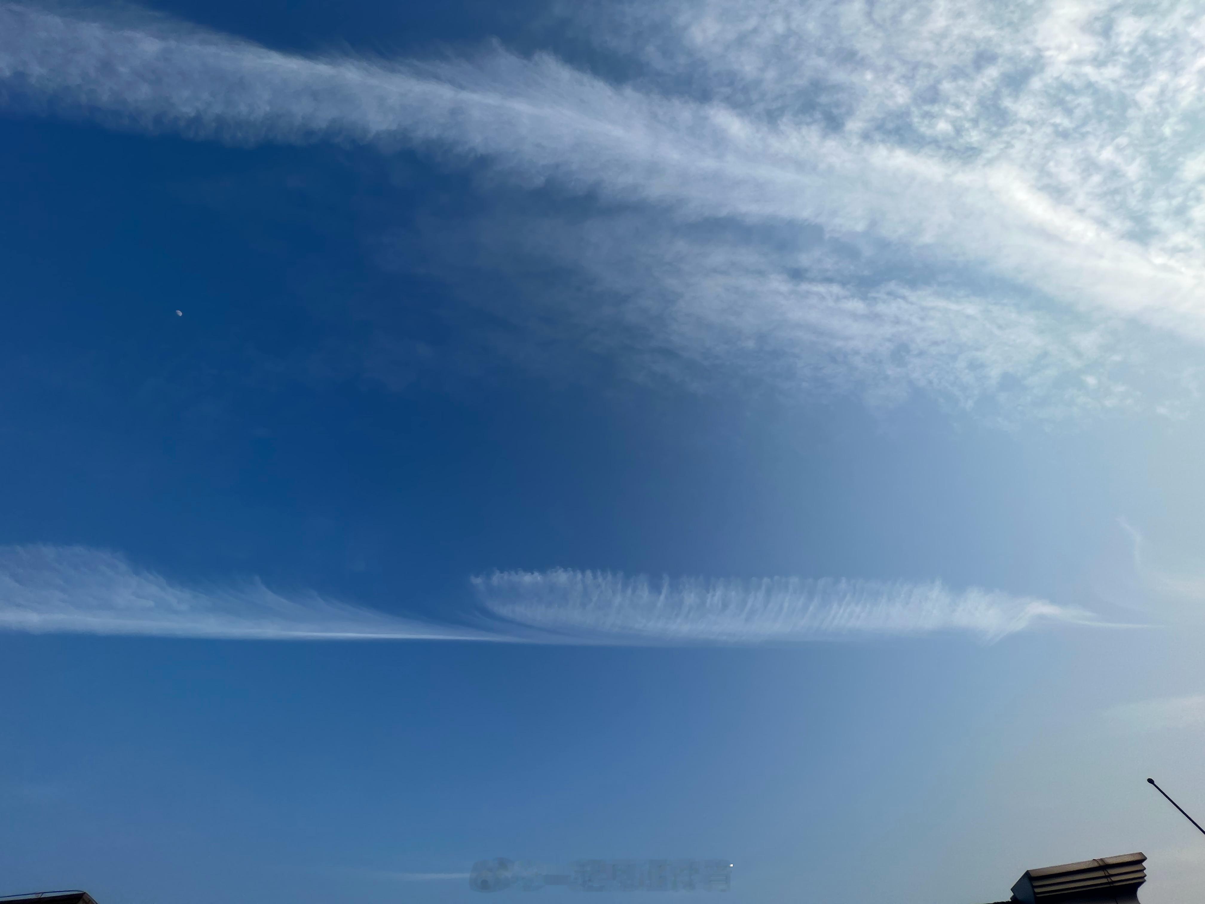 这是什么划过了天空？ ​​​