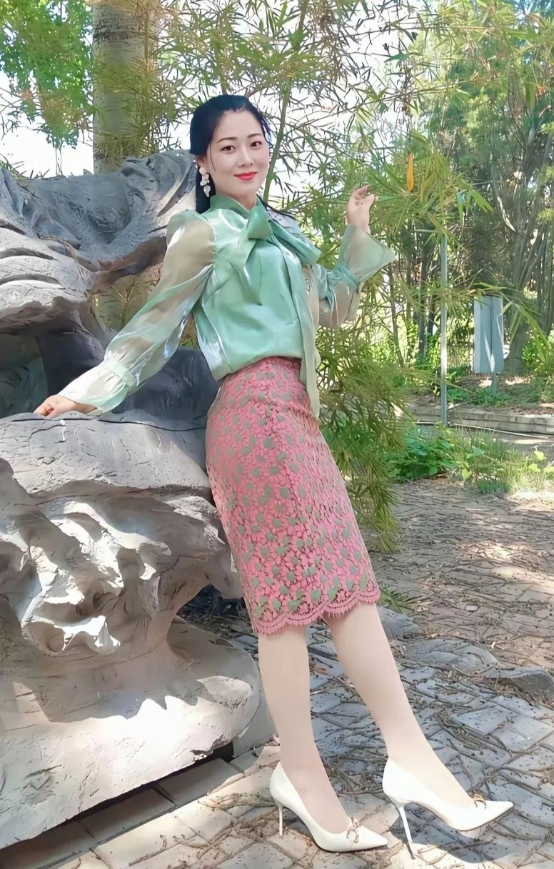 邻家儿子最近娶了个漂亮媳妇，人见人夸。可公公婆婆却一脸愁容：真是适孽，这娶的是啥