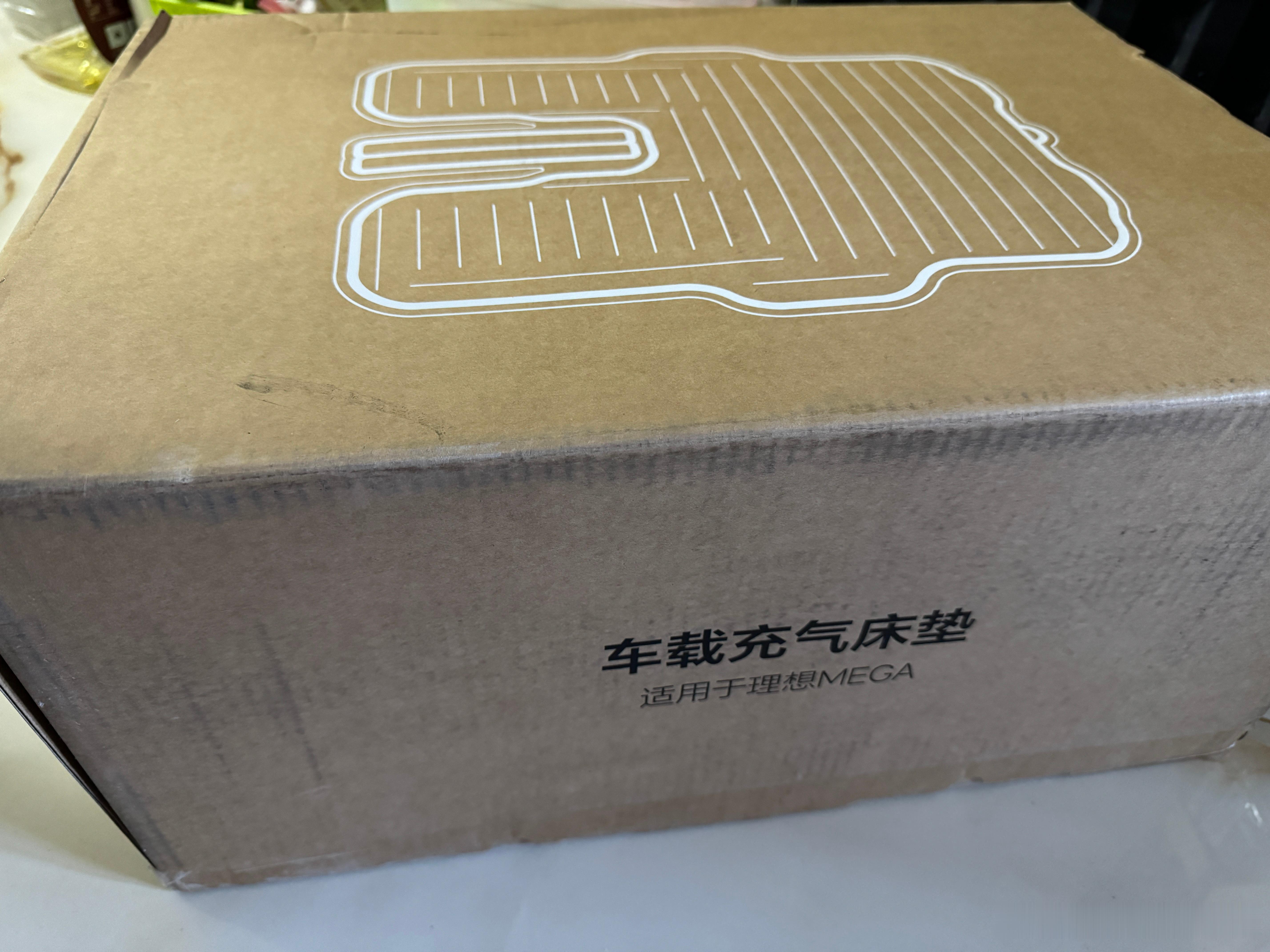理想MEGA的充气床垫有了，但我想了想，就咱这家庭地位怎么可能有睡车里的时候？还