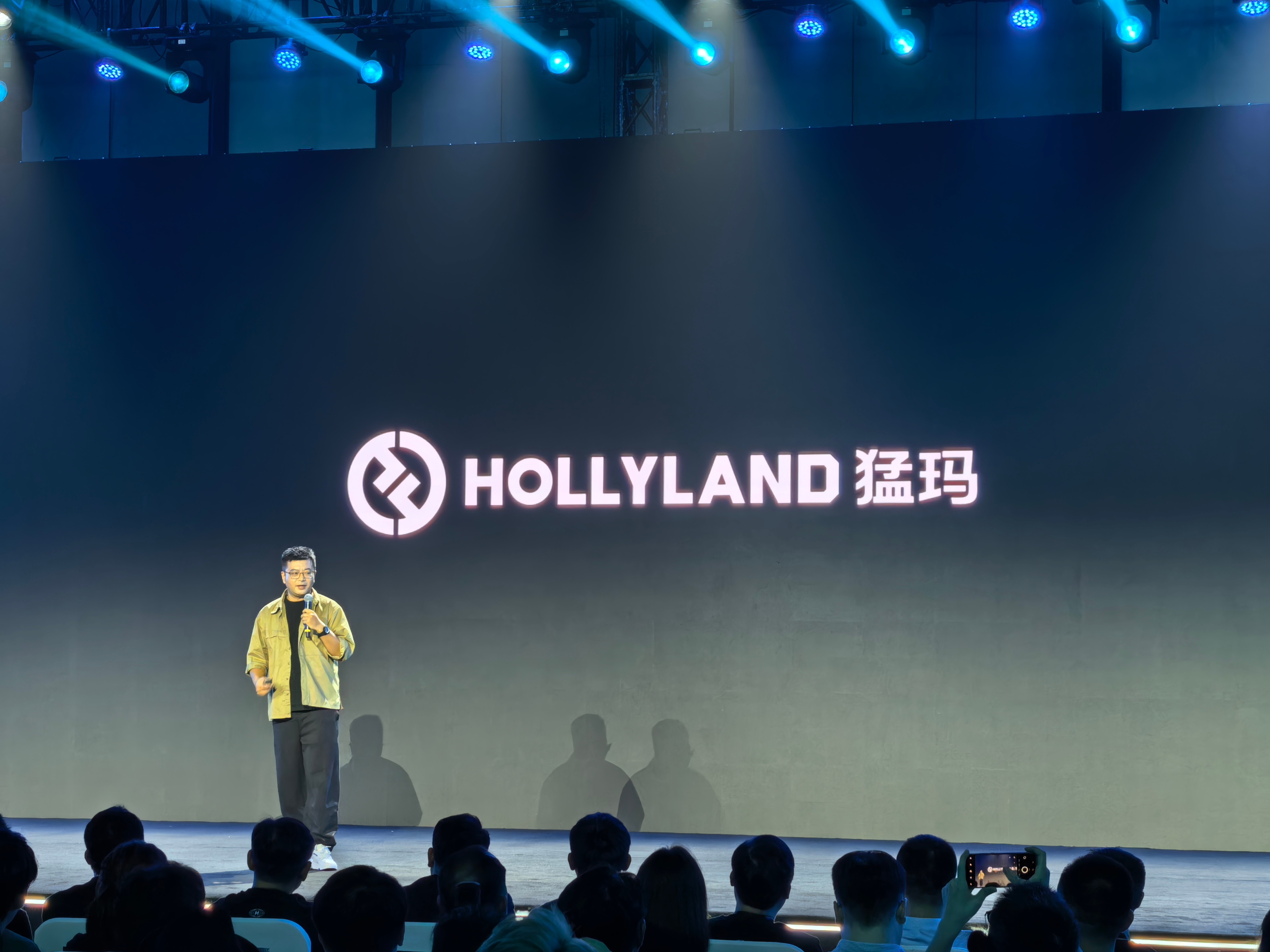 昨天我们参加猛玛秋季发布会，看到猛玛正式将“MOMA猛玛”与“HOLLYLAND