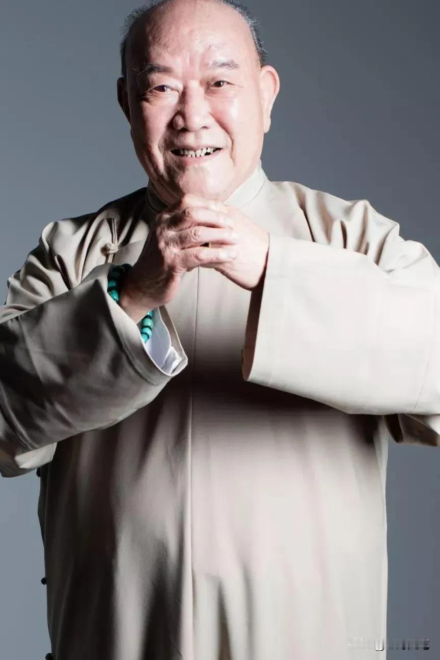 著名相声演员，曲艺名家，尹笑声说：当年我拜马三立先生为师时才七岁，因为我父亲和马