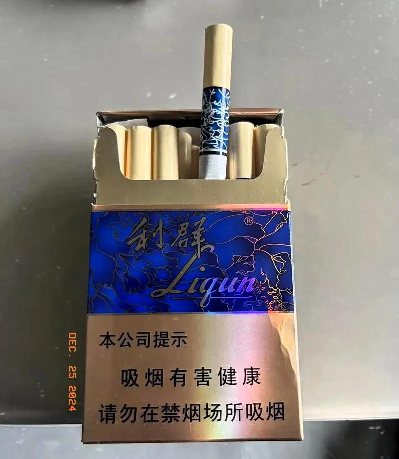 我朋友说他每天能抽两包烟，对于烟瘾比较轻的我来说，简直难以置信。因为一天只有24