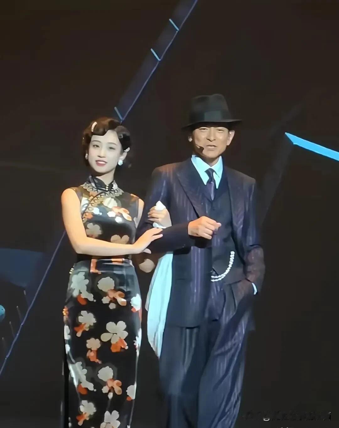 穿西装戴帽子的这位帅哥的天王刘德华，他一直以来身材都保养的很好，不发福，没有赘肉