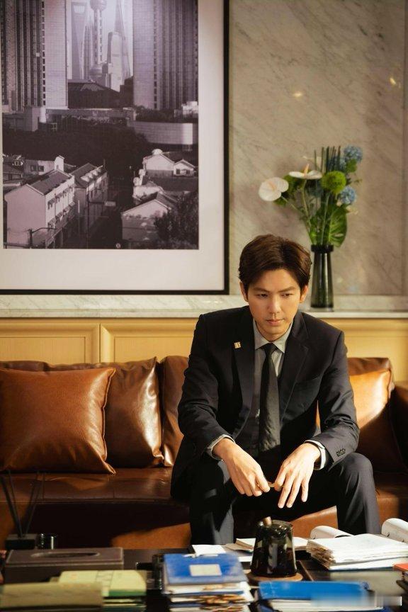 胡兵一直讲钟汉良一直吃胡兵沉浸式分享身材管理，旁边钟汉良嘴巴不停，反差萌拉满。 