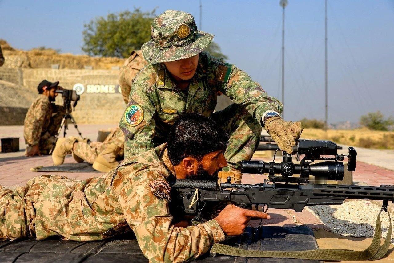 中巴“勇士-9”反恐联合演习开展多课目混编联训。 