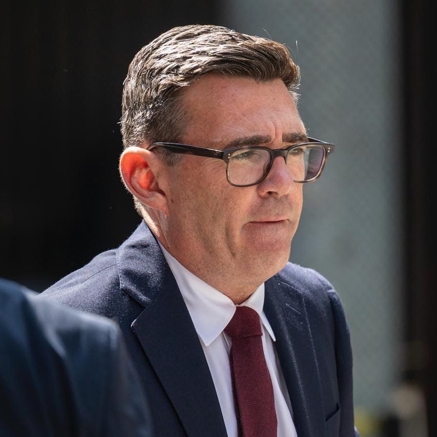 安迪·伯纳姆成为工党领袖。
周一，他将成为英国第 59 任首相。
又是一个新面孔