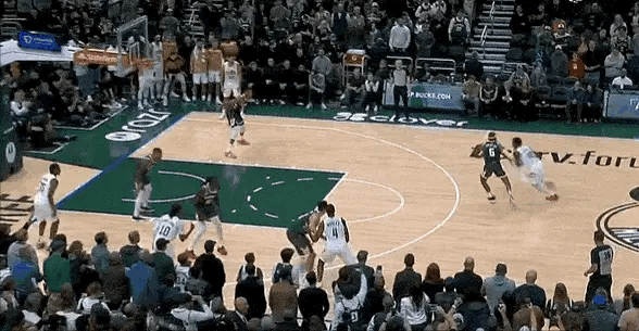 一锤定音！米切尔命中高难度跳投完成准绝杀，骑士逆转雄鹿今日NBA常规赛雄鹿对阵骑